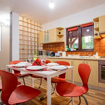 Attractive House - 2-level - 2br, 2 Baths, Big Terrace, Private 3-car Yard Parking - By Realtrust Appartamento