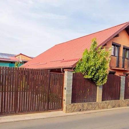 Attractive House - 2-level - 2br, 2 Baths, Big Terrace, Private 3-car Yard Parking - By Realtrust アパート