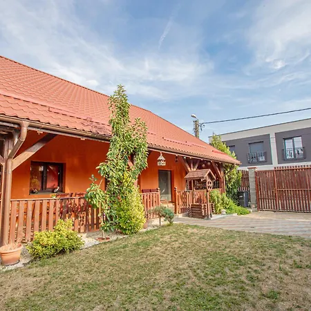 Attractive House - 2-level - 2br, 2 Baths, Big Terrace, Private 3-car Yard Parking - By Realtrust アパート