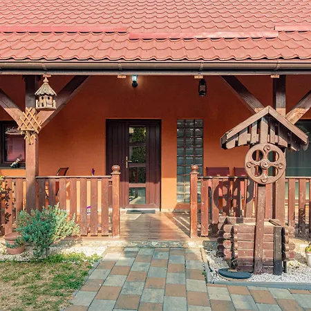 Attractive House - 2-level - 2br, 2 Baths, Big Terrace, Private 3-car Yard Parking - By Realtrust アパート *