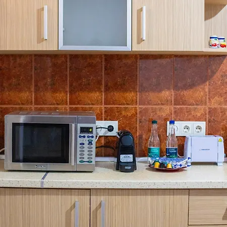 アパート Attractive House - 2-level - 2br, 2 Baths, Big Terrace, Private 3-car Yard Parking - By Realtrust *