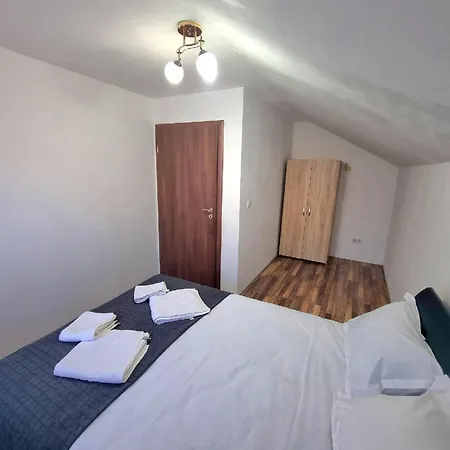 Attractive House - 2-level - 3br, 2 Baths, Big Terrace, Private 3-car Yard Parking - By Realtrust Appartamento Timisoara