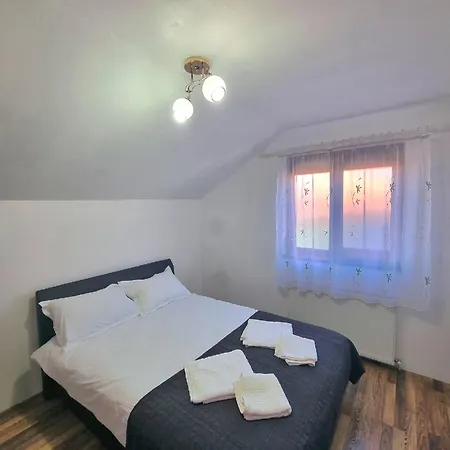 Attractive House - 2-level - 3br, 2 Baths, Big Terrace, Private 3-car Yard Parking - By Realtrust Appartamento *